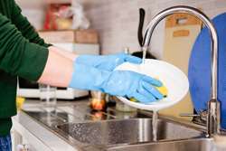 پاسخ به پرسش چه توصیه‌هایی برای تمیز و ضدعفونی کردن ظروف فرد بیمار وجود دارد